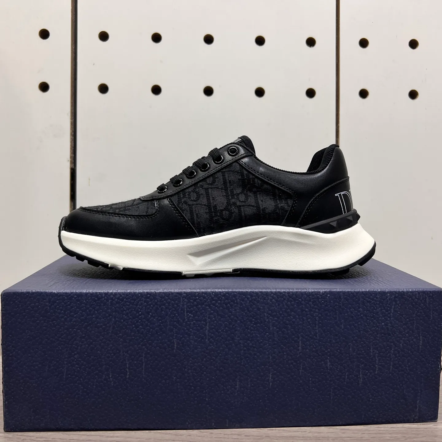 Factory price: 438💰Dior original quality.~ Unique modern style sneakers. 🏃A must-have casual shoe for trendy men😍😍 Imported cowhide fabric, sheepskin foot pads (refuse to discolor and grind feet) soles: Original soles specially provided by the original factory, French lazy style design ⚠️Fit to the feet, original quality, super comfortable original soles. Just like shooting the real thing 🎬The real thing is better, high-quality sneakers, size: 38-44 (45 and 46 can be customized)